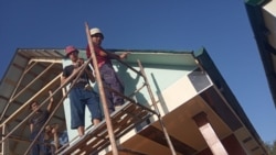 Усталар Хонобод шаҳрида фермерларга уй қурмоқда. 2019 йилги расм.