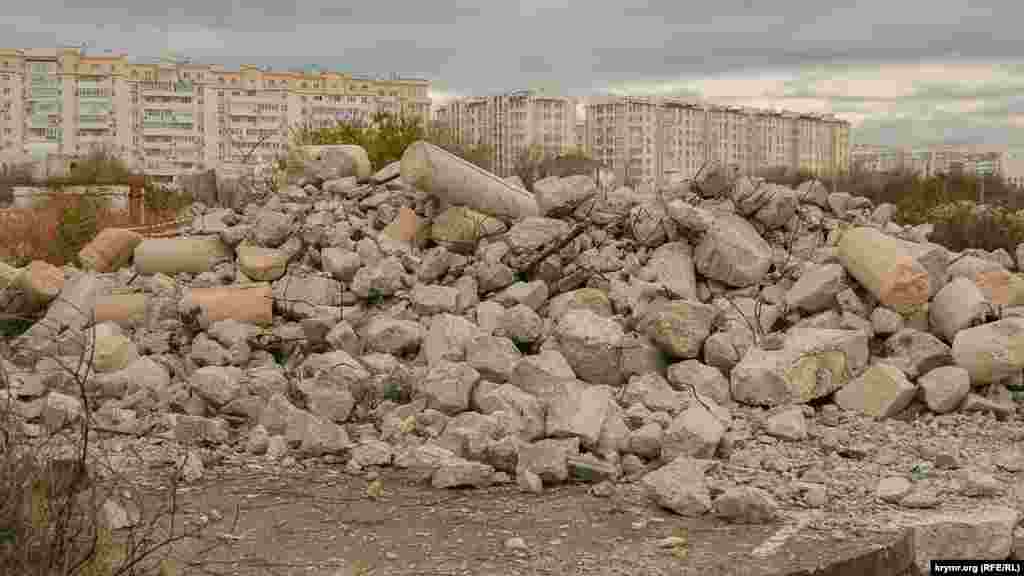 Звалище будівельного сміття і відходів від зруйнованої недобудови на пляжі