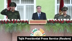 Тажикстандын президенти Эмомали Рахмон жана жогорку даражалуу аскер кызматкерлери  Хорог шаарына барган учуру. 