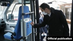 Երևանի քաղաքապետ Հայկ Մարությանը նստում է նոր ավտոբուսը, լուսանկարը՝ քաղաքապետարանի