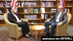 Главный советник Госдепартамента США по вопросам Ирана Лесли Цоу во время интервью с директором Армянской службы РСЕ/РС Грайром Тамразяном.