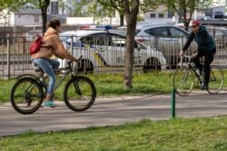 Поліцейська патрульна машина проїжджає по вулиці Бальзака