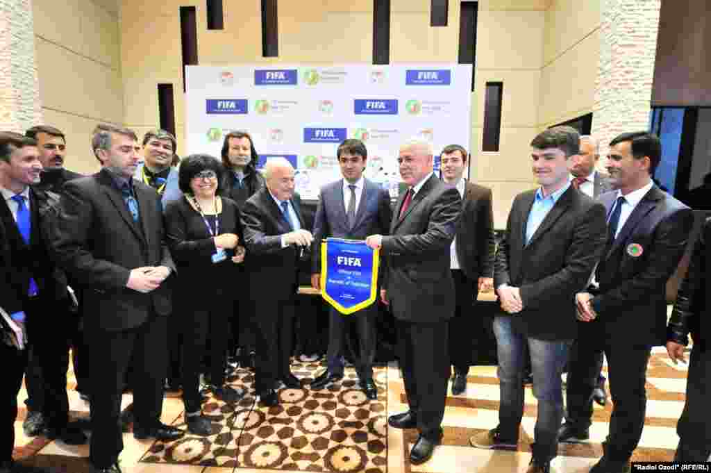 Президенти ФИФ Йозеф Блаттер ба шореҳи варзиши Озодӣ Нарзуллоҳи Латиф вимпели Иттиҳодияи футболи ҷаҳонро супурд.