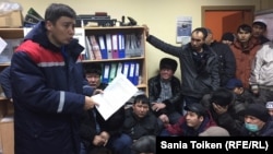 Серик Абденов, генеральный директор OCC, призывает находящихся на голодовке в офисе OCC прекратить протест. Актау. 19 января 2017 года.