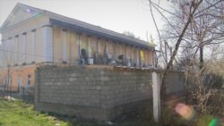 Облустук театрдын артындагы талашка түшкөн тосмо.