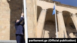Վրաստանի խորհրդարանի խոսնակ Կախա Կուչավան բարձրացնում է ԵՄ դրոշը, 7-ը հուլիսի, 2021թ․