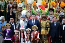 «Манас» операсы коюлган соң, президент С.Жээнбеков кытайлык өнөрпоздорго алкыш айтты. Бээжин, КЭР. 07.6.2018.