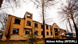 Исмаилиде демонстранттар өрттөгөн мейманкана.