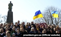 Президент України Петро Порошенко (праворуч від пам'ятника) разом з іншими учасниками відзначення 205-ї річниці народження Тараса Шевченка. Канів, Тарасова гора, 9 березня 2019 року