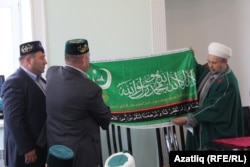 Оренбур мөфтие Габделбарый хәзрәт Яңа Солтангол авылы мөселманнарына әләм бүләк итә