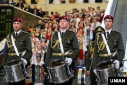 Оркестр почесної варти президентського полку під час церемонії проводів «Української республіканської капели NOW Кредо» у закордонне турне країнами Європи та Америки на Центральному залізничному вокзалі в Києві, 7 травня 2019 року