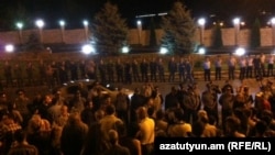 Հայաստան -- Ցուցարարները հավաքվում են Ռուբեն Հայրապետյանի տան մոտ, Երեւան, 8-ը հուլիսի, 2012թ․