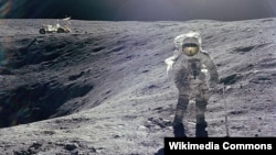 Американский астронавт Чарльз Дюк делает шаги на поверхности Луны. 1972 год. 