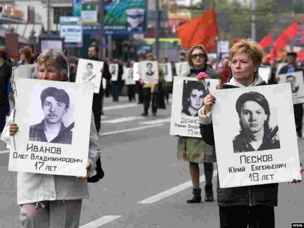 Из громкоговорителя транслировалась запись штурма Белого дома в 1993 году.