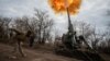 Ukraina esgeleri Hersonda rus güýçlerine garşy artilleriýa toplaryny atýarlar. 9-njy noýabr, 2022 ý.