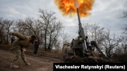 Ukraina esgeleri Hersonda rus güýçlerine garşy artilleriýa toplaryny atýarlar. 9-njy noýabr, 2022 ý.