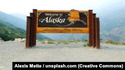 Знак «Ласкаво просимо до Аляски» на шосе Клондайк. Аляска, США (ілюстративне фото)