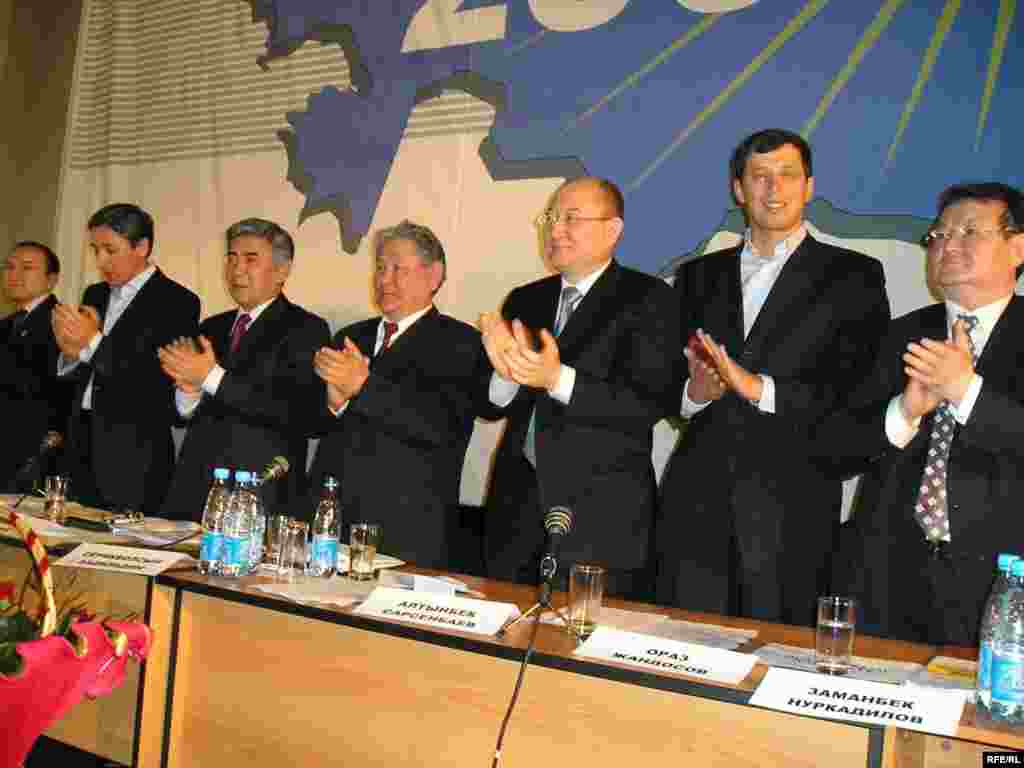 Оппозиционные деятели на учредительном собрании движения «За справедливый Казахстан» (справа налево): Заманбек Нуркадилов, Ораз Жандосов, Алтынбек Сарсенбаев, Серикболсын Абдильдин, Жармахан Туякбай, Болат Абилов, Асылбек Кожахметов. Алматы, 20 марта 2005 года.