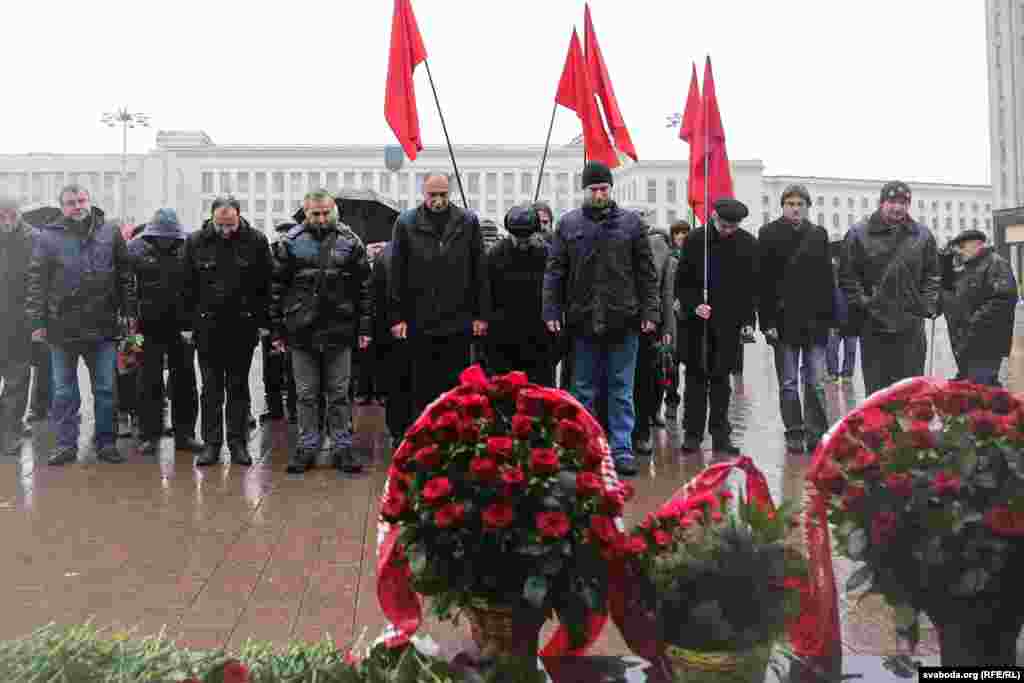 Пасьля праўладных камуністаў кветкі да помніка Леніну ўсклалі прадстаўнікі партыі &laquo;Справядлівы сьвет&raquo; (якая да 2009 году называлася Партыяй камуністаў беларускай).