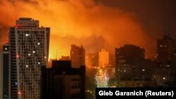 Вибух «шахеда», який влучив у будинок, освітив задимлене від пожеж небо над Києвом під час російської дроново-ракетної атаки, 10 липня 2025 року