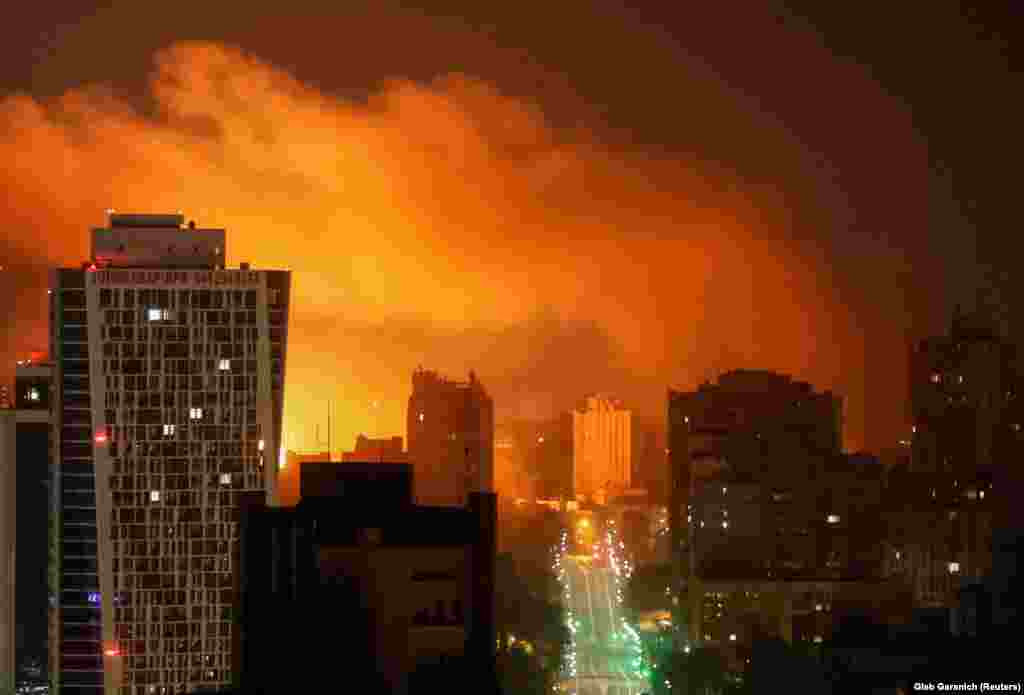 Взрыв беспилотника освещает небо над городом, Киев, Украина, 10 июля 2025 года. REUTERS/Gleb Garanich