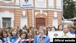 Декан факультета журналистики СПбГУ Марина Шишкина со своими студентами