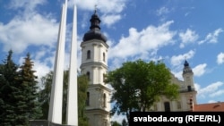 Пінск. помнік вызваленьню Пінска на тле сабору Ўзьнясеньня Панны Марыі. 26 ліпеня 1097 у «Аповесьці мінулых часоў» упершыню згадваецца горад .