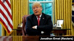 Президент США Дональд Трамп під час спілкування з журналістами в Білому домі