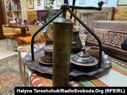 Дегірмен (високий млинок) на передньому плані