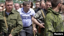 Олександр Захарченко (на милицях), ватажок угруповання «ЛНР», що визнане в Україні терористичним. Окупований Донецьк, 15 червня 2015 року