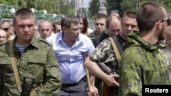 В центре в гражданском Александр Захарченко, главарь группировки «ДНР». Донецк, 15 июня 2015 года. Иллюстрационное фото