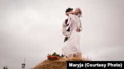 Марыя на сваім вясельлі ў самаробных сукенцы і вянку