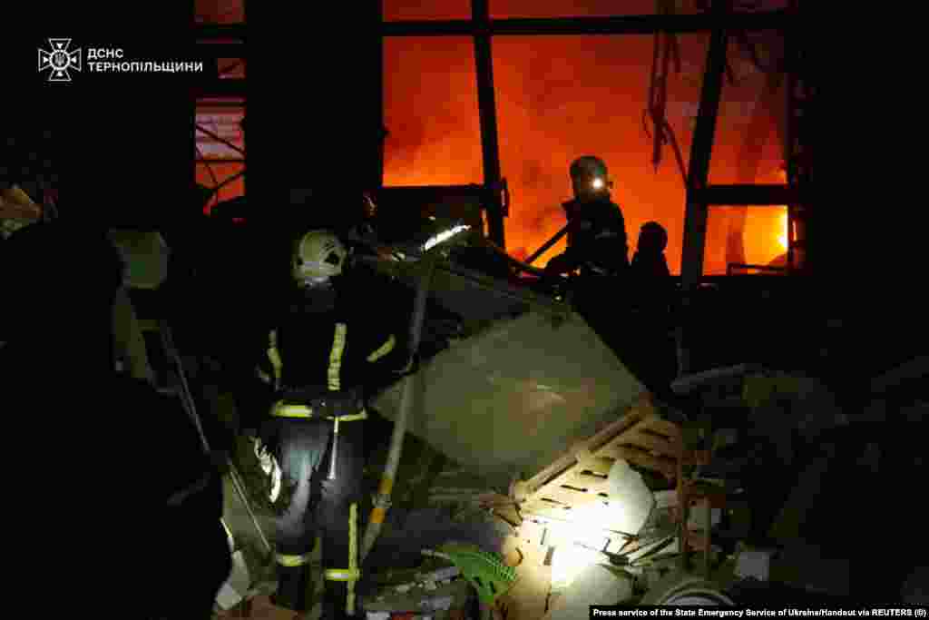 Пожежники працюють на місці російського ракетного удару у Тернополі, 25 травня 2025 року.У місті внаслідок російського удару пошкоджено сім багатоповерхівок та 10 підприємств, повідомив голова обласної військової адміністрації (ОВА) В’ячеслав Негода
