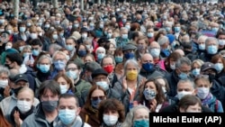 В Париже тысячи людей собрались на митинг памяти убитого учителя. ФОТО