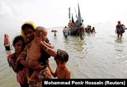 Беженцы из Мьянмы сходят на берег вблизи города Кокс-Базар, 5 сентября 2017 года