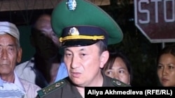 ҰҚК шекара қызметінің директоры міндетін атқарушы полковник Тұрғанбек Стамбеков. Үшарал, 26 шілде 2012 жыл.  