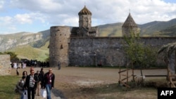 Հայաստան - Զբոսաշրջիկները Տաթևի վանքում, արխիվ