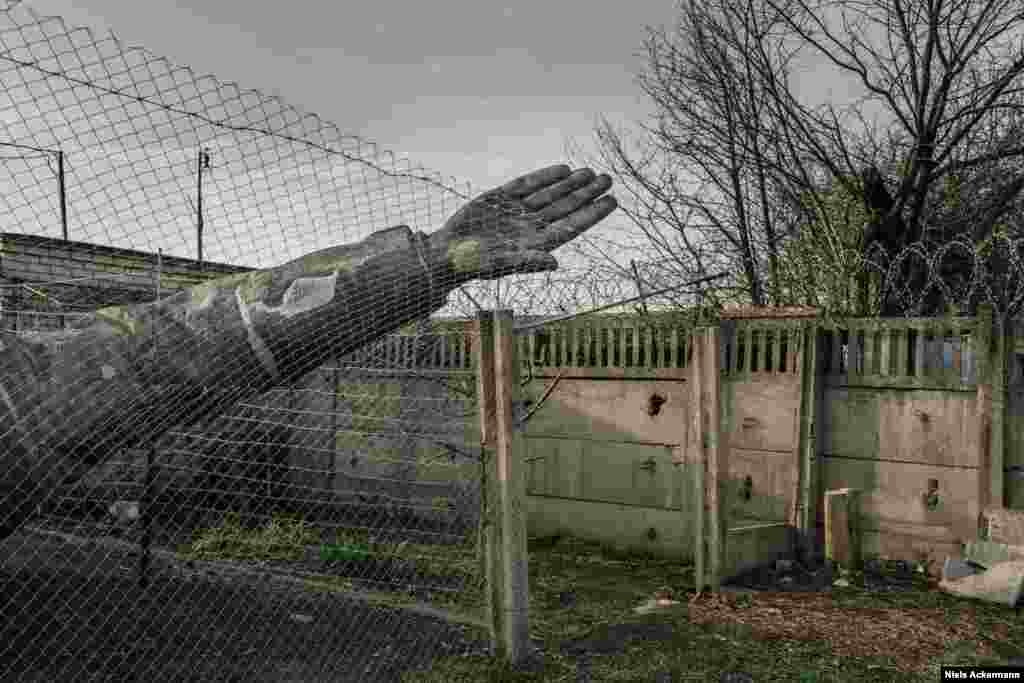 Ленинская рука в Запорожье. &quot;Некоторые говорят: &quot;Ленин и его окружение совершили ужасные вещи, и нет смысла оставлять их портреты на видных местах&quot;.&nbsp; 