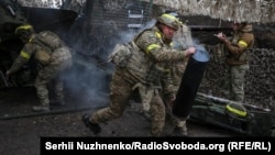 Ukrayna Milli Qvardiyasının 15-ci Əlahiddə Briqadasının əsgərləri Kupyansk rayonunda artilleriya atəşi açırlar.