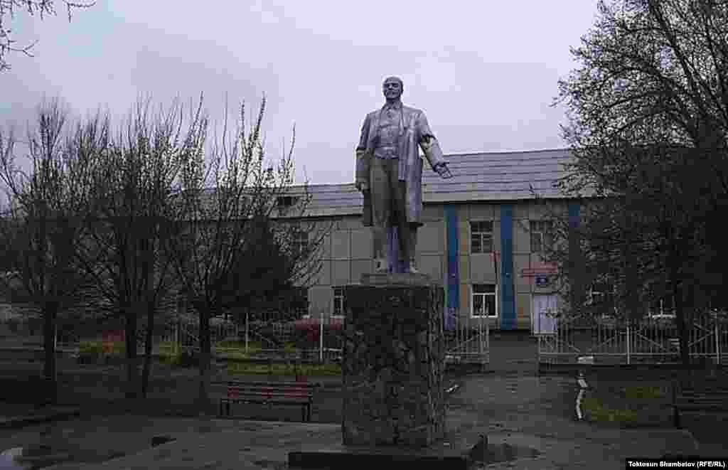 Нарын. Лениндин эстелиги облустук бийликтин имаратынын жанына 1972-жылы тургузулган. 