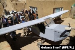 مردم و مقام‌های محلی بامیان از ساخت این طیاره توسط داوود حسینی استقبال کردند