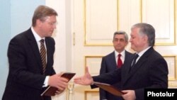 Armenia -- Foreign Minister Edward Nalbandian (R) and EU Enlargement Commissioner Stefan Fuele sign a joint declaration in Yerevan, 29Apr2011.