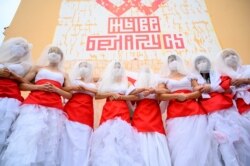 Акция около мурала "Жыве Беларусь!". Гродно