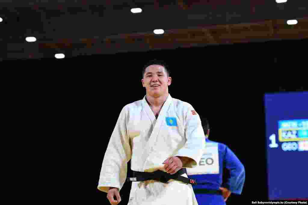 Во время победы над грузинским дзюдоистом.