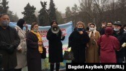 Юристы и адвокаты, вышедшие на митинг против поправок к законодательству, касающихся адвокатской и юридической деятельности. Алматы, 13 марта 2021 года.
