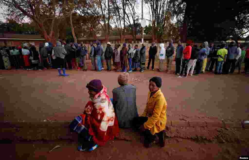 Жители столицы Хараре стоят в очереди у избирательного участка, Зимбабве, 30 июля 2018 года.&nbsp;
