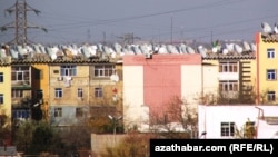 Спутниковые антенны на крыше жилого дома в городе Туркменабат.