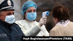 Таб ё ҳарорати занеро месанҷанд. Арманистон, 16-уми марти 2020