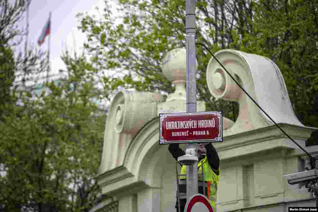 Указатель с названием улицы «Украинских героев» перед посольством России (здание видно слева вверху) в Праге. Апрель 2022 года