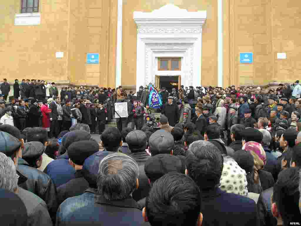На похороны Заманбека Нуркадилова пришли тысячи людей. Алматы, 15 ноября 2005 года.  - На похороны Заманбека Нуркадилова пришли тысячи людей. 